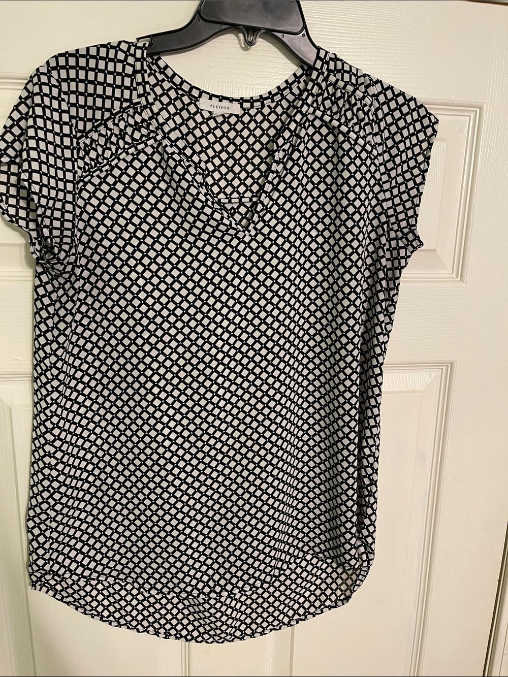 Pleione Black & White Geo-Pattern V-Neck Short Sleeve Blouse